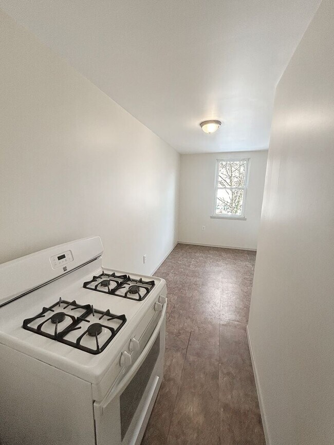 Building Photo - 36 Hickory St