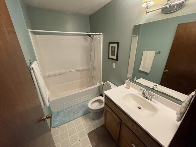 Building Photo - 1708 Howlett Ln