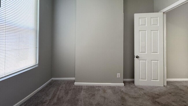 Building Photo - Move-In Ready 3BR Row Home in North Philly – Updated Kitchen & Bath