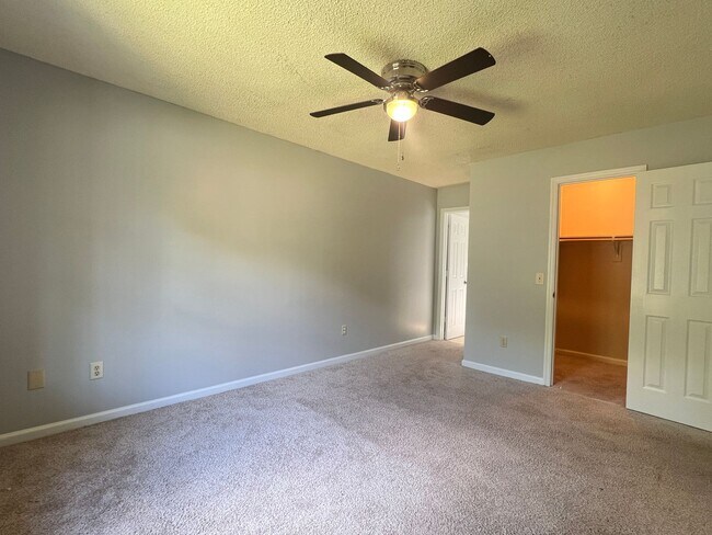 Building Photo - AVAILABLE LATE NOVEMBER (Small Pets Only)