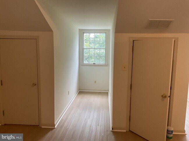 Building Photo - 28 Tenby Ct