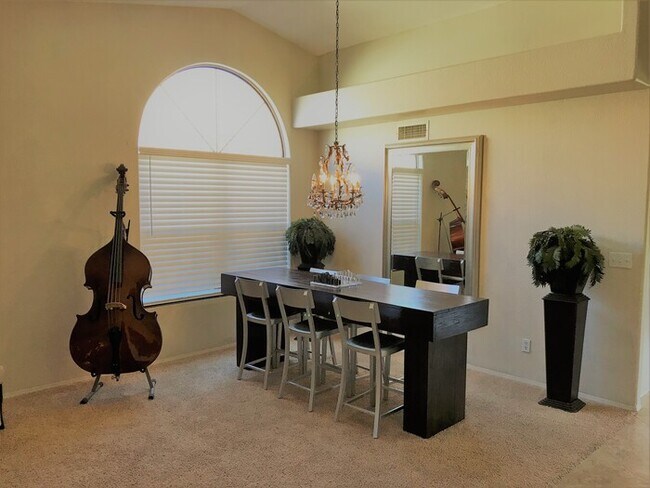 Building Photo - Beautiful 4Bd x 2.5Bath w/ HUGE Backyard &...