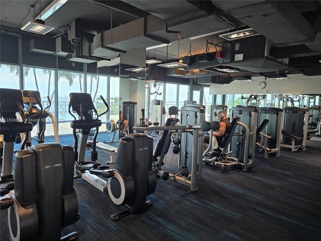 Building Photo - 601 NE 36th St