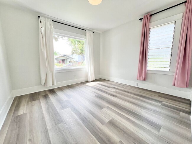 Building Photo - Charming Rose Park Home | 3 Bedrooms | In-...