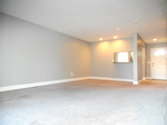 Living room/dining - 51 4th Ave