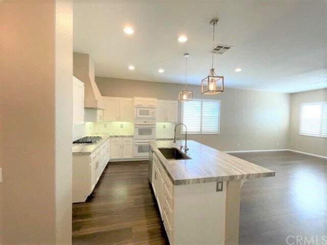 Building Photo - 34206 Pinehurst Dr