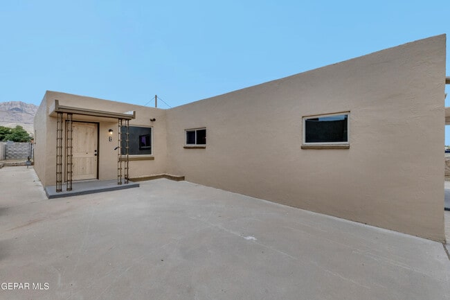 Building Photo - 8931 Robert Dr