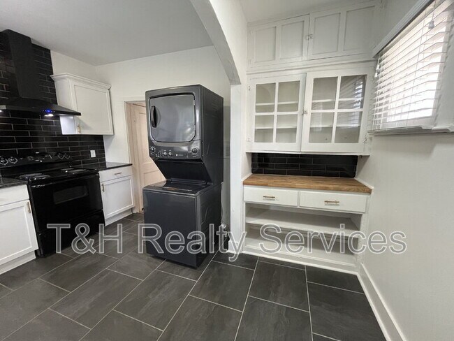 Building Photo - 2935 Ruckle St