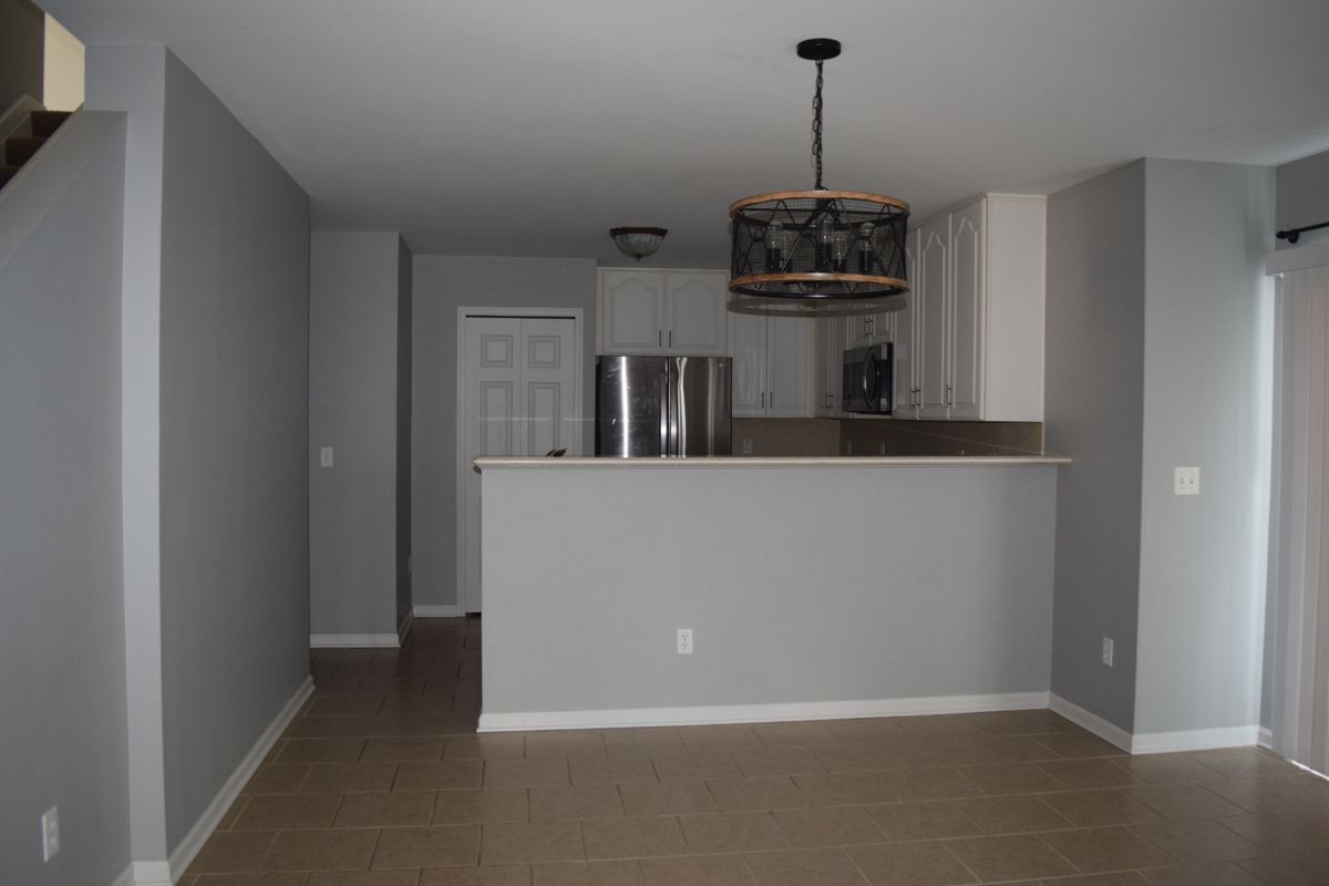 Building Photo - 8549 Hawthorn Hill