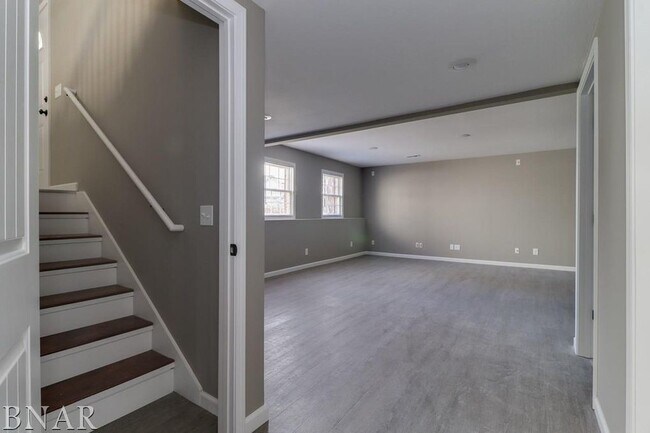 Building Photo - Stunning 4 Bed/3Bath Bi Level