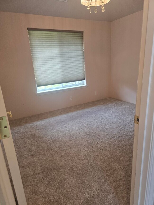 Building Photo - 3 bed 2 bath  Home for Rent in Grants Pass
