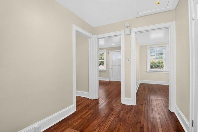 Building Photo - Charming 2BD/1BA Home Near Lakewood Park!