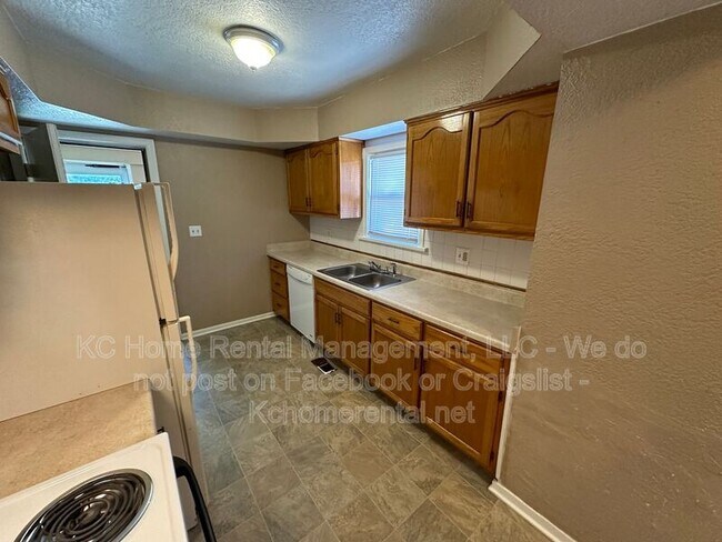 Building Photo - 6838 The Paseo