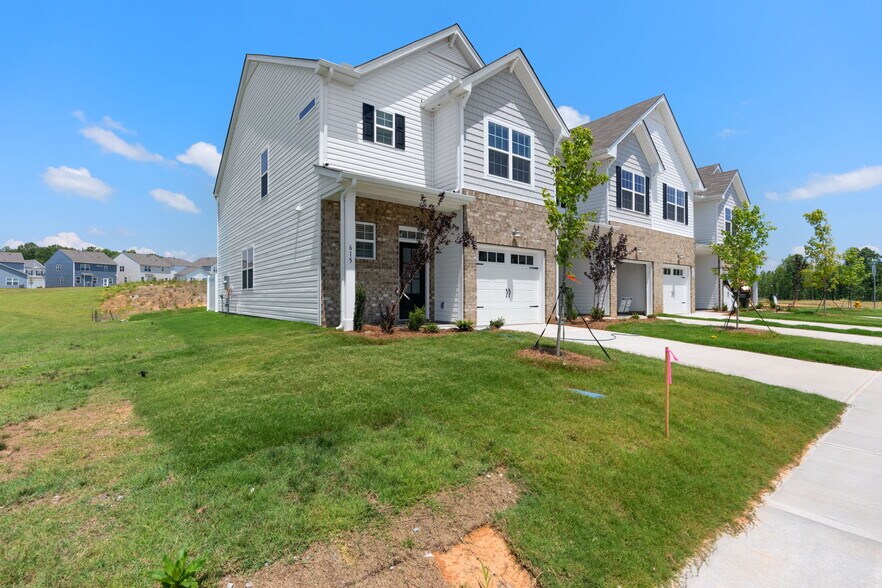 Building Photo - 615 Blaire Ridge Way