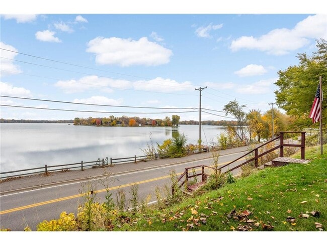 Building Photo - 2331 W Medicine Lake Dr