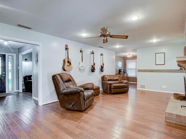 Building Photo - 1405 Yarborough Dr