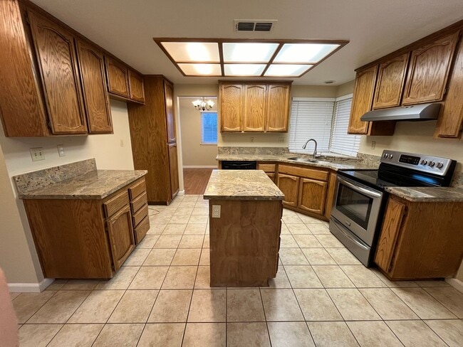 Building Photo - 4BR / 2.5 bath with over 1700 square feet....
