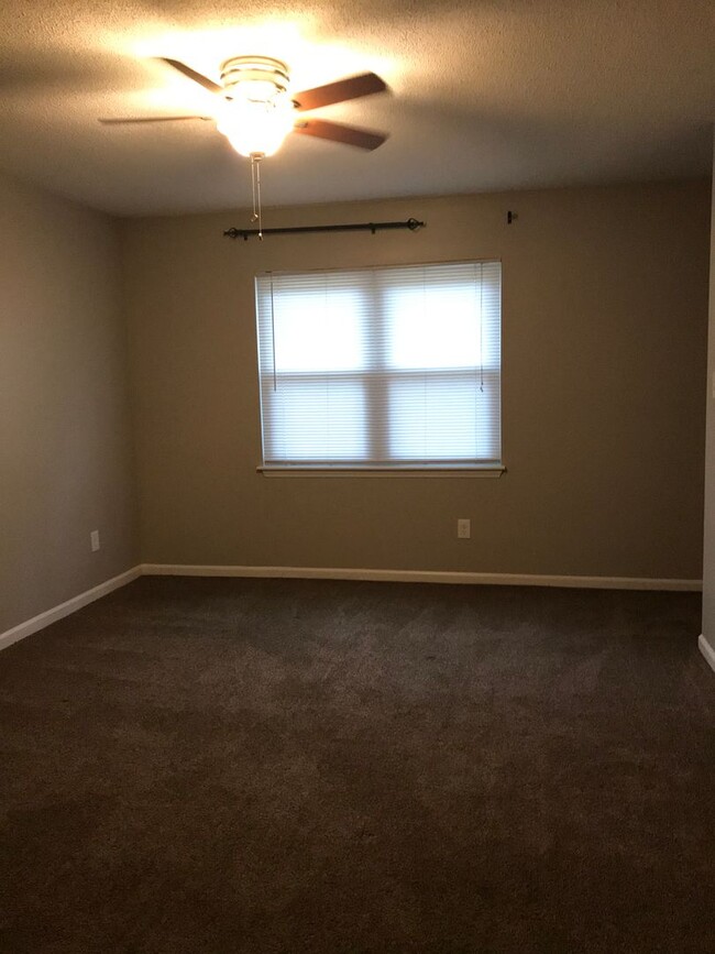 Building Photo - 3 bedroom 2 Bathroom Home in a Cul-de-sac