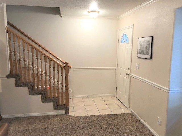 Entry with banister - 885 E 350 N