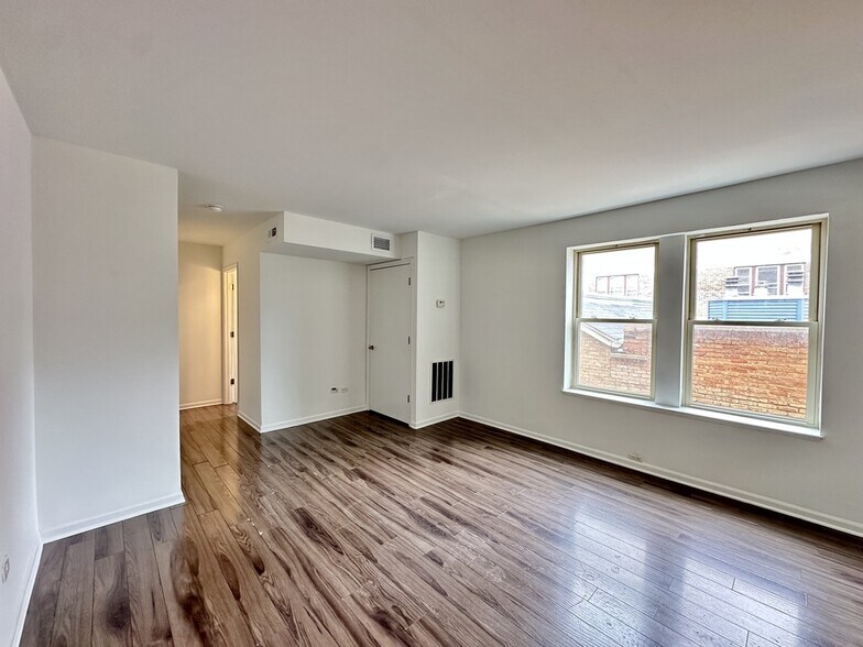 Building Photo - 925 W Carmen Ave