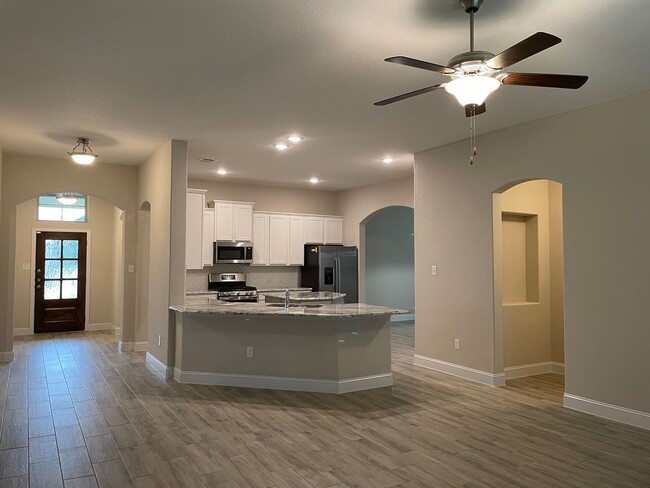 Building Photo - 4 Bedroom in Gruene Field / 1 Mile to Grue...