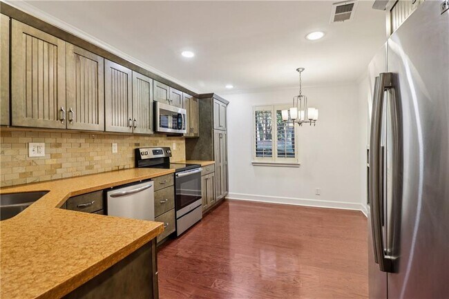 Building Photo - 2930 Torreya Way SE