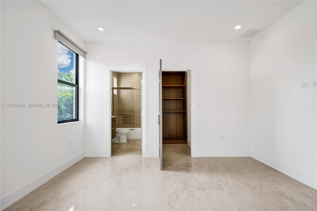 Building Photo - 2887 SW 33rd Ave