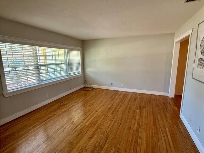 Building Photo - 4313 S Hubert Ave