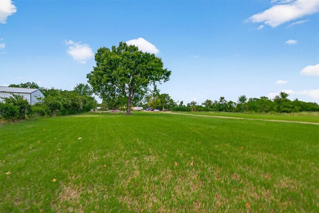 Building Photo - 6250 N Mallard Dr