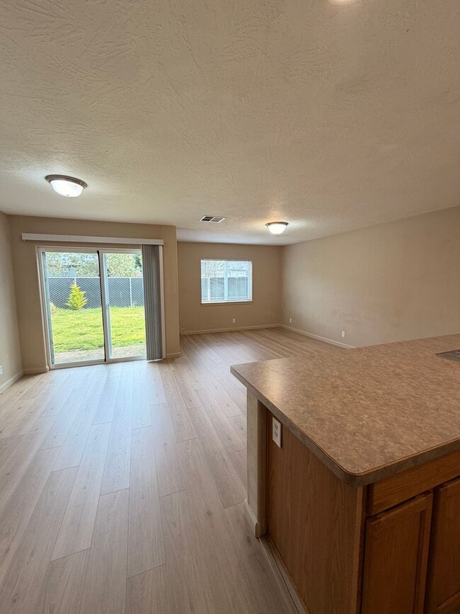 Building Photo - 3-Bedroom Duplex in Lowell