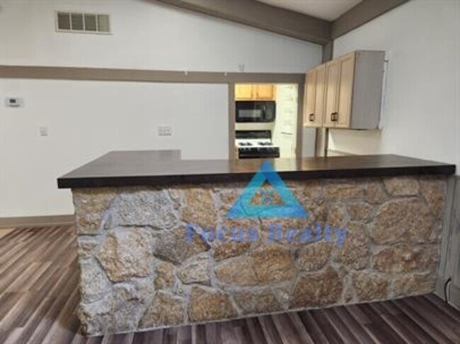 Building Photo - 426 E Wheeling St