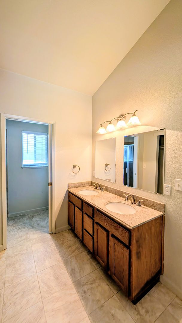 Building Photo - Beautiful 3BD/2BTH Single Family Home on C...