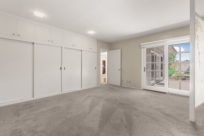 Building Photo - 4020 Vía Picaposte