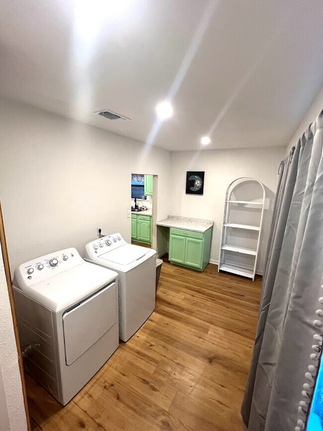 Washer/Dryer - 1921 Sacramento