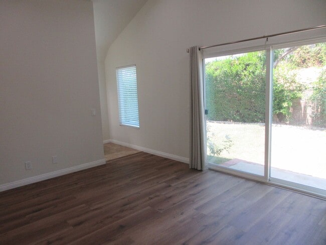 Building Photo - Beautiful updated 1-story home in Northridge
