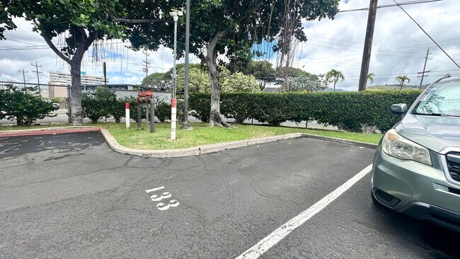 Building Photo - SPACIOUS 2 BED/2 BATH/1 PRKG, Washer/Dryer...
