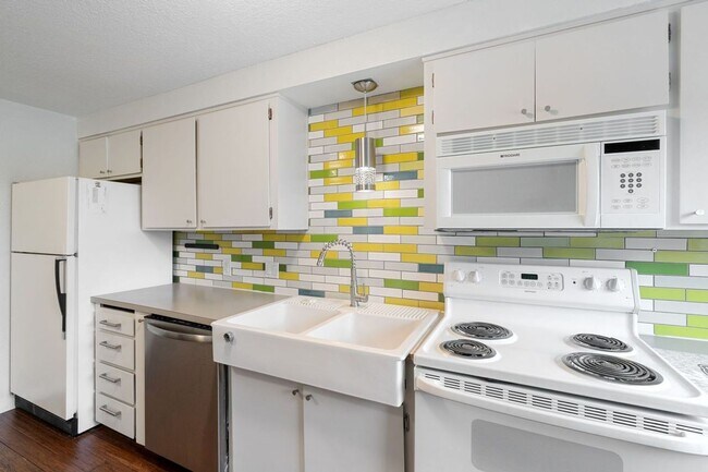 Building Photo - Remodeled-like new! Adorable 2 br 1 bath, great location! Water-sewer-garbage Incl