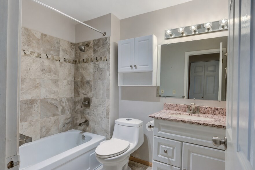 Building Photo - 4050 W Lake Sammamish Pky NE