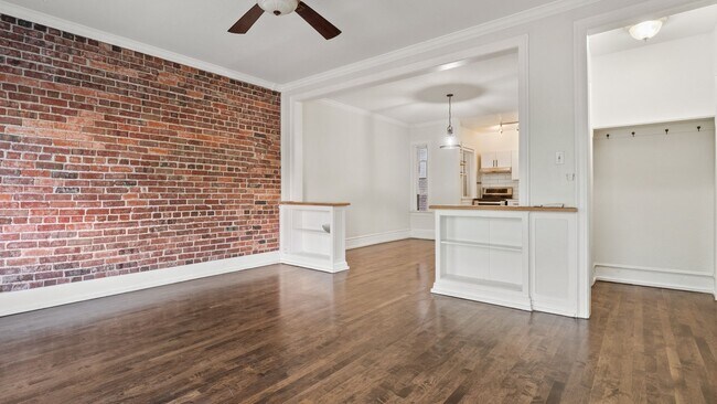 Building Photo - Darling 2 bedroom, 1 bath Capital Hill Condo