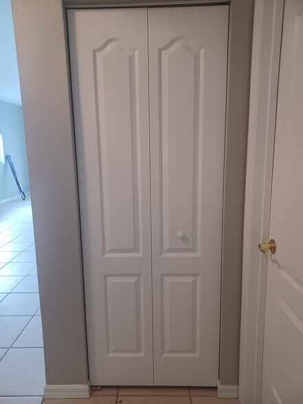 Building Photo - 2250 Candlewood Ln E