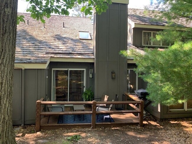 Building Photo - Charming 2BR Townhome in Lake Harmony