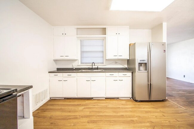 Building Photo - Updated 3 Bedroom Home for Rent in Central...