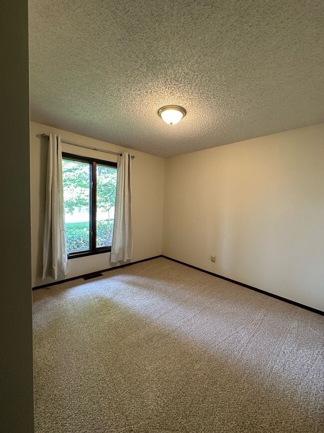 Building Photo - Single family home available to rent, located on Quincy's East Side.