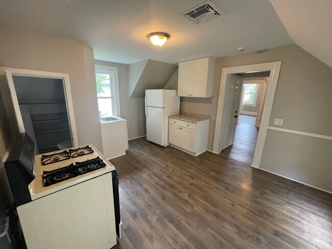 Building Photo - 2096 W 93