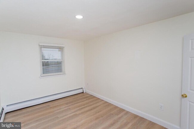 Building Photo - 857 Street Rd