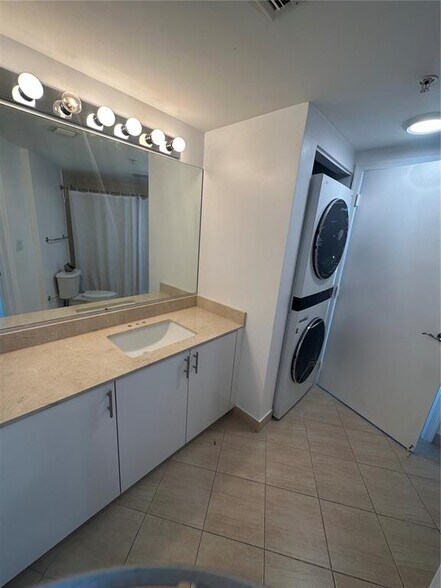 Building Photo - 1750 N Bayshore Dr