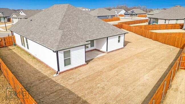Building Photo - A Blend of Modern Luxury and Comfort