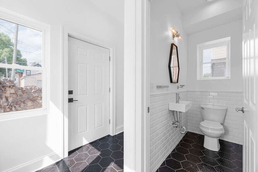 Building Photo - 450 Elsmere St