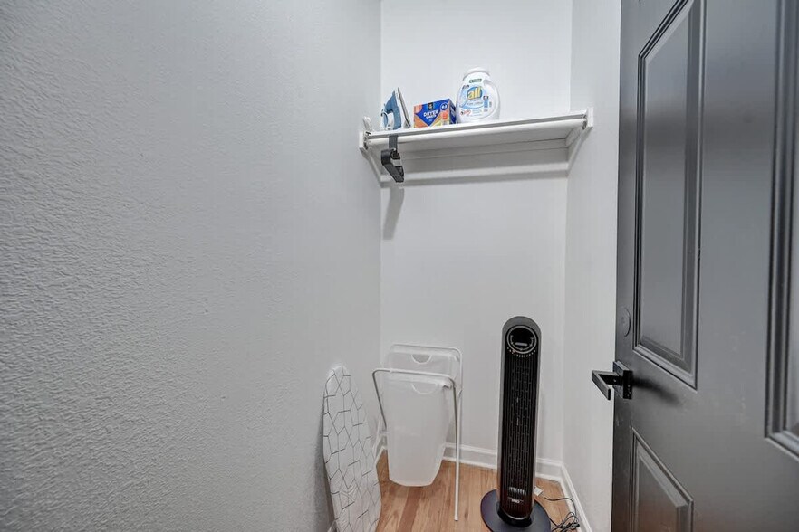 Building Photo - 1925 N Prospect Ave