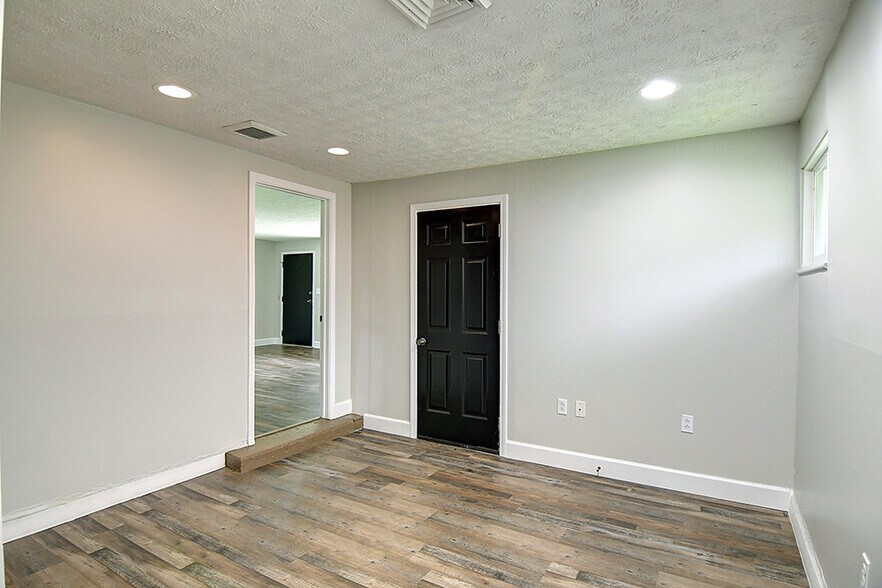 Building Photo - 3813 Utica Dr